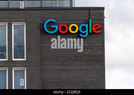 Munich, Allemagne. 07 janvier 2025. Le logo Google est visible sur la façade du siège de la société à Munich le 7 janvier 2025 à Munich (Bavière). Le centre de développement de la société est situé à Arnulfpark. Plus de 2 500 employés travaillent pour la société américaine dans différents sites en Allemagne. Crédit : Matthias Balk/dpa/Alamy Live News Banque D'Images