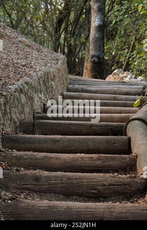 Escaliers en bois sur le sentier de randonnée de la fontaine rouge à Alcoy, Espagne Banque D'Images