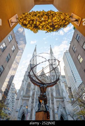 St Patricks Cathedral and Atlas Statue Manhattan, New York City New York, États-Unis Banque D'Images