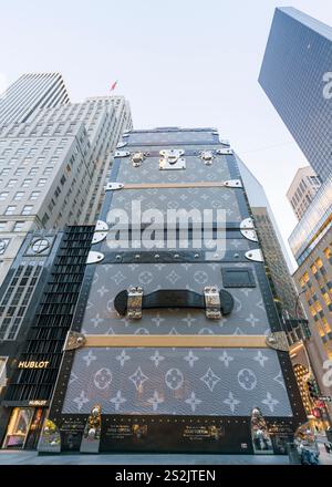 Housse de bagage Louis Vuitton XL pour la construction du nouveau Flagship Store sur la 5e Avenue Manhattan, New York City New York, États-Unis Banque D'Images