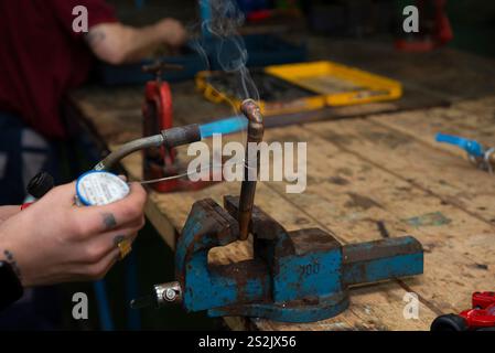 Outils de soudage en étain et plomb sur établi Banque D'Images