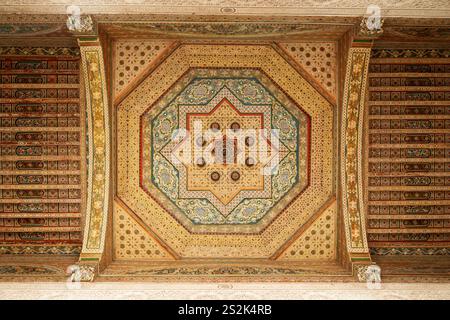 Plafond en zouak orné au Palais Bahia à Marrakech, Maroc. Le palais est également connu sous le nom d'El Badi. Banque D'Images
