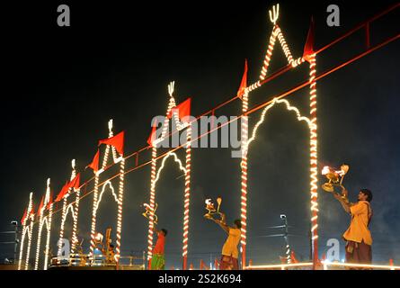 Prayagraj, Uttar Pradesh, Inde. 7 janvier 2025. Le prêtre exécute Ganga arti à Sangam devant Maha Kumbh Mela à Prayagraj. (Crédit image : © Prabhat Kumar Verma/ZUMA Press Wire) USAGE ÉDITORIAL SEULEMENT! Non destiné à UN USAGE commercial ! Banque D'Images