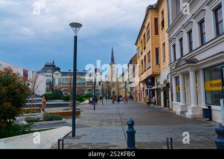 NOVI SAD, SERBIE - 16 MARS. 2024 : rue de Novi Sad Banque D'Images