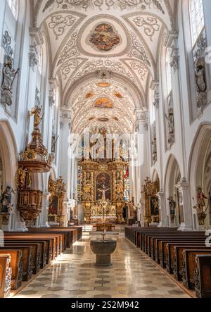 Intérieur de l'église de Maria Himmelfahrt à Landsberg am Lech, un monument religieux et architectural. C'est une église paroissiale catholique romaine dédiée Banque D'Images