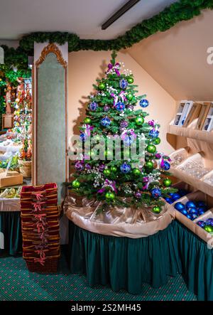Rothenburg ob der Tauber, Allemagne - 8 août 2024 : un arbre de Noël décoré avec des ornements verts et bleus dans une pièce confortable. Banque D'Images