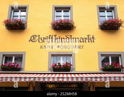 Rothenburg ob der Tauber, Allemagne - 8 août 2024 : Christkindlimarkt Kathe Wohlfahrt est une entreprise allemande renommée qui se spécialise dans le Chr traditionnel Banque D'Images