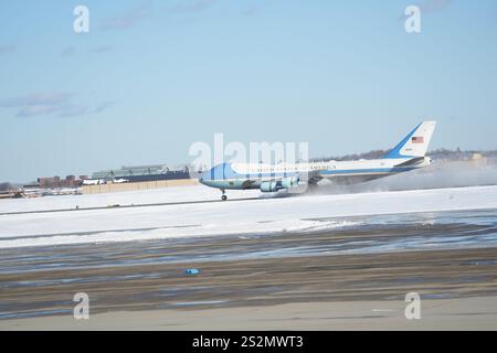 Special Air Mission 39, également connu sous le nom de SAM 29000, l'un des deux avions utilisés comme Air Force One lorsque le président américain en exercice est à bord, transportant le cercueil de l'ancien président américain Jimmy carter, atterrit à joint base Andrews, Maryland, juste à l'extérieur de Washington, DC le mardi 7 janvier 2025. Des funérailles d'État auront lieu en l'honneur du défunt Président avant qu'il ne soit enterré à Plains, en Géorgie. Crédit : Chris Kleponis/CNP/MediaPunch Banque D'Images