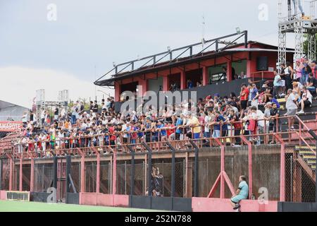 Sao Paulo, Brésil. 07 janvier 2025. Les fans étaient présents au match de football des moins de 20 ans entre Barra FC (SC) et Internacional (RS) pour le 2ème tour de la Sao Paulo Junior Football Cup (Copinha 2025), le Copinha sert à révéler de nouveaux talents dans le football brésilien. Guarulhos ville, São Paulo, au Brésil, ce mardi 07 janvier, 2025. crédit : Saulo Dias/Alamy Live News Banque D'Images