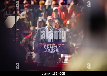 Donald Trump prononce un discours derrière un verre pare-balles lors d’un rassemblement en plein air pendant la campagne présidentielle de 2024. Banque D'Images