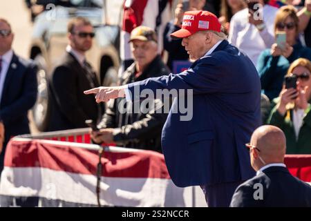 Donald Trump pointe la foule lors d'un rassemblement en plein air dans le Wisconsin pendant la campagne présidentielle de 2024. Banque D'Images