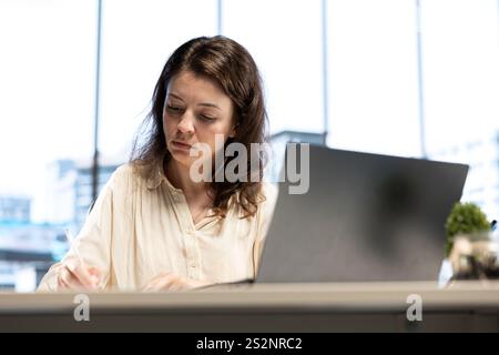 Directeur commercial signant les contrats et les documents pour approuver l'activité quotidienne pour la gestion et le développement de l'entreprise. Femme PDG travaillant avec des documents juridiques, autorisation. Banque D'Images