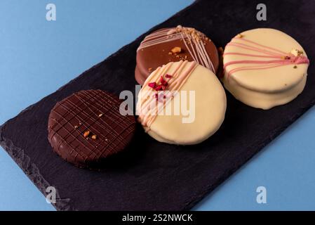 Délicieux biscuits Ischler avec brun un glaçage au chocolat blanc sur noir. Pâtisserie maison, Noël Banque D'Images