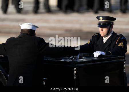 Les membres de la marine des États-Unis, préparent le caisson tiré par des chevaux pour le transfert du cercueil de l'ancien président des États-Unis Jimmy carter à transférer d'un corbillard à un caisson tiré par des chevaux, pour une procession du mémorial de la marine américaine sur Pennsylvania Avenue au Capitole des États-Unis, qui est conçu pour refléter la parade inaugurale de Carterâs 1977, à Washington, DC le mardi 7 janvier 2025. Des funérailles d'État auront lieu en l'honneur de Presidentâs avant qu'il ne soit enterré à Plains, en Géorgie, jeudi. Crédit : Mattie Neretin/CNP Banque D'Images