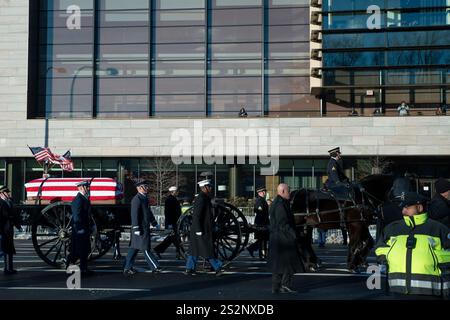 Des membres du transfert de la marine américaine dirigent le cortège funèbre de l'ancien président Jimmy carter, du mémorial de la marine américaine sur Pennsylvania Avenue au Capitole américain, qui est conçu pour refléter le défilé inaugural de Carterâs 1977, à Washington, DC le mardi 7 janvier 2025. Des funérailles d'État auront lieu en l'honneur de Presidentâs avant qu'il ne soit enterré à Plains, en Géorgie, jeudi. Crédit : Mattie Neretin/CNP Banque D'Images