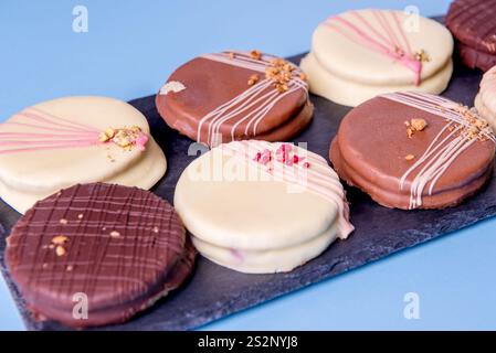 Délicieux biscuits Ischler avec brun un glaçage au chocolat blanc sur noir. Pâtisserie maison, Noël Banque D'Images