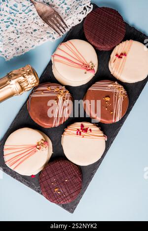 Délicieux biscuits Ischler avec brun un glaçage au chocolat blanc sur noir. Pâtisserie maison, Noël Banque D'Images
