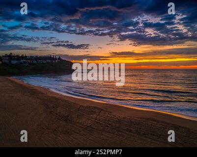 Sunrise Seascape à Bilgola Beach sur les plages du nord de Sydney, Nouvelle-Galles du Sud, Australie. Banque D'Images