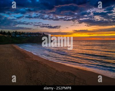 Sunrise Seascape à Bilgola Beach sur les plages du nord de Sydney, Nouvelle-Galles du Sud, Australie. Banque D'Images