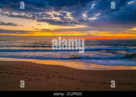 Sunrise Seascape à Bilgola Beach sur les plages du nord de Sydney, Nouvelle-Galles du Sud, Australie. Banque D'Images