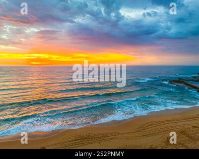 Sunrise Seascape à Bilgola Beach sur les plages du nord de Sydney, Nouvelle-Galles du Sud, Australie. Banque D'Images