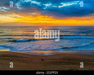 Sunrise Seascape à Bilgola Beach sur les plages du nord de Sydney, Nouvelle-Galles du Sud, Australie. Banque D'Images