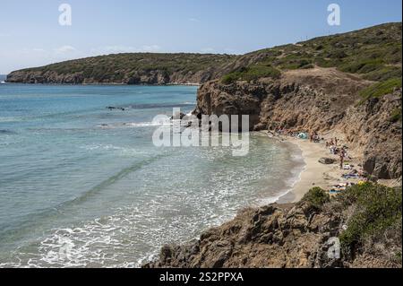 Sant'Antioco, Italie - 2024 : la belle plage de Turri à Sant'Antioco avec la mer turquoise et cristalline Banque D'Images