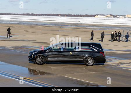 Maryland, États-Unis. 7 janvier 2025. Un corbillard présidentiel transportant le cercueil de l'ancien président américain Jimmy carter part de joint base Andrews dans le Maryland, aux États-Unis, le 7 janvier 2025. Le corps de l'ancien président américain Jimmy carter, décédé récemment à l'âge de 100 ans, est arrivé mardi à Washington DC. Un avion présidentiel a décollé d'Atlanta, en Géorgie, plus tôt dans la journée et a atterri à joint base Andrews dans le Maryland, juste à l'extérieur de la capitale, mardi après-midi. Crédit : HU Yousong/Xinhua/Alamy Live News Banque D'Images