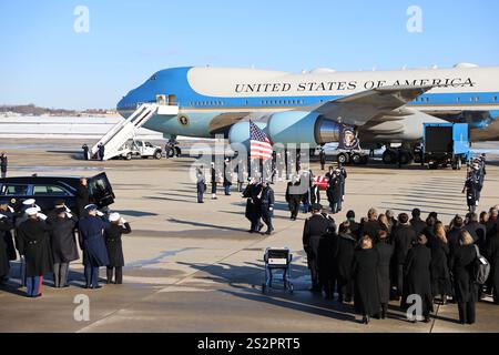 Maryland, États-Unis. 7 janvier 2025. Une équipe de porteurs de corps des forces interarmées déplace le cercueil de l'ancien président américain Jimmy carter à son arrivée à la base interarmées Andrews dans le Maryland, aux États-Unis, le 7 janvier 2025. Le corps de l'ancien président américain Jimmy carter, décédé récemment à l'âge de 100 ans, est arrivé mardi à Washington DC. Un avion présidentiel a décollé d'Atlanta, en Géorgie, plus tôt dans la journée et a atterri à joint base Andrews dans le Maryland, juste à l'extérieur de la capitale, mardi après-midi. Crédit : HU Yousong/Xinhua/Alamy Live News Banque D'Images