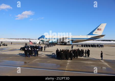 Maryland, États-Unis. 7 janvier 2025. Le cercueil de l'ancien président américain Jimmy carter est placé dans un corbillard présidentiel à joint base Andrews dans le Maryland, aux États-Unis, le 7 janvier 2025. Le corps de l'ancien président américain Jimmy carter, décédé récemment à l'âge de 100 ans, est arrivé mardi à Washington DC. Un avion présidentiel a décollé d'Atlanta, en Géorgie, plus tôt dans la journée et a atterri à joint base Andrews dans le Maryland, juste à l'extérieur de la capitale, mardi après-midi. Crédit : HU Yousong/Xinhua/Alamy Live News Banque D'Images