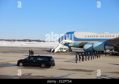 Maryland, États-Unis. 7 janvier 2025. Un corbillard présidentiel portant le cercueil de l'ancien président américain Jimmy carter est vu à la base conjointe Andrews dans le Maryland, aux États-Unis, le 7 janvier 2025. Le corps de l'ancien président américain Jimmy carter, décédé récemment à l'âge de 100 ans, est arrivé mardi à Washington DC. Un avion présidentiel a décollé d'Atlanta, en Géorgie, plus tôt dans la journée et a atterri à joint base Andrews dans le Maryland, juste à l'extérieur de la capitale, mardi après-midi. Crédit : HU Yousong/Xinhua/Alamy Live News Banque D'Images