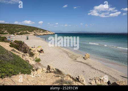 Plage de Coaquaddus en Sardaigne avec mer turquoise par une journée ensoleillée Banque D'Images