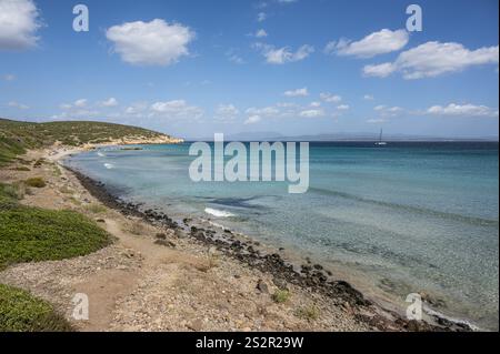 Plage de Coaquaddus en Sardaigne avec mer turquoise par une journée ensoleillée Banque D'Images