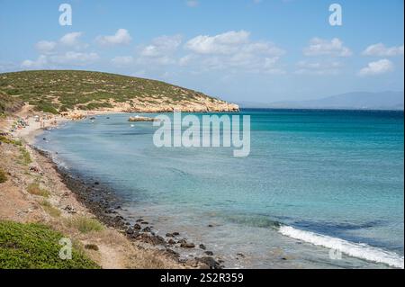 Plage de Coaquaddus en Sardaigne avec mer turquoise par une journée ensoleillée Banque D'Images