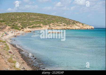 Sant'Antioco, Italie - 2024 : plage de Coaquaddus en Sardaigne avec mer turquoise par une journée ensoleillée Banque D'Images