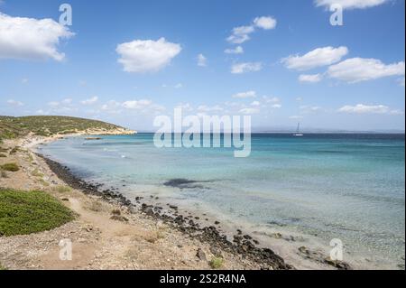 Plage de Coaquaddus en Sardaigne avec mer turquoise par une journée ensoleillée Banque D'Images