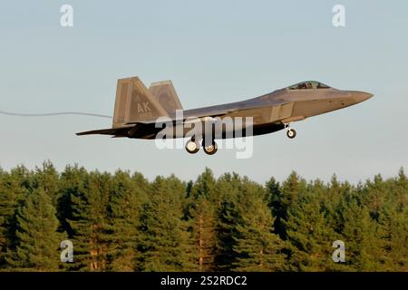 Lockheed Martin / Boeing F-22 Raptor débarquant à RAF Lakenheath, Suffolk, Royaume-Uni Banque D'Images