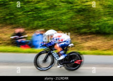 Louverne, France - 30 juin 2021 : panoramique image floue du cycliste français Kenny Elissonde de l'équipe Trek-Segafredo chevauche sous la pluie pendant le cerf Banque D'Images