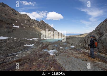 Une randonneuse solitaire dans le parc national de la Terre de feu en Argentine, regardant vers la ville d'Ushuaia. Banque D'Images