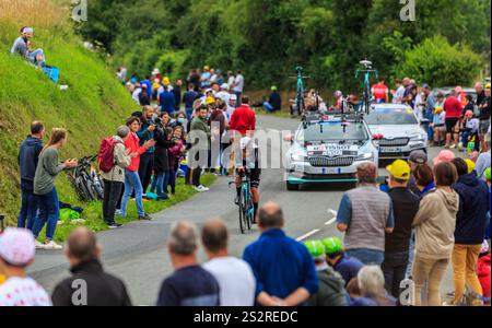 Louverne, France - 30 juin 2021 : le cycliste norvégien Amund Grondahl Jansen de BikeExchange Team roule sous la pluie pendant l'étape 5 (individuel Ti Banque D'Images