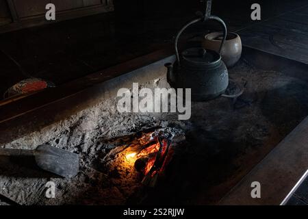 Tsumago to Magome Resthouse : une bouilloire à thé est actuellement positionnée au sommet d'un foyer. Japon Banque D'Images