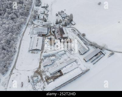 Vue aérienne d'une ferme enneigée avec bâtiments et champs, Haselstaller Hof, district de Calw, Forêt Noire, Allemagne, Europe Banque D'Images