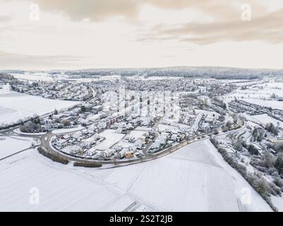 Village enneigé d'en haut avec un ciel d'hiver blanc lumineux, Calw- Stammheim, Forêt Noire, Allemagne, Europe Banque D'Images
