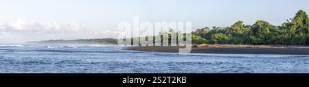 Paysage côtier, mer et plage de sable avec forêt tropicale, parc national du Corcovado, péninsule d'Osa, province de Puntarena, Costa Rica, Amérique centrale Banque D'Images