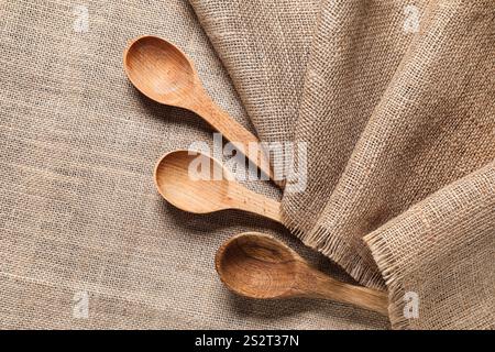 Cuillères en bois sur toile de jute Banque D'Images