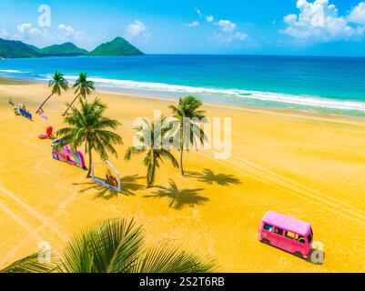 Belle photographie aérienne de l'île Daidai dans le comté de Lingshui, province de Hainan en été Banque D'Images