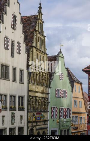 Maisons à Obere Schmiedegasse, y compris une maison de maître d'ouvrage Renaissance et le Greifen Inn, Rothenburg ob der Tauber, quartier d'Ansbach, Midd Banque D'Images