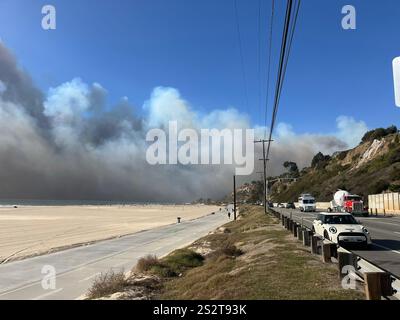 Feu de Palisades, la piste cyclable de plage au sud de Sunset Blvd, fumée soufflant vers l'océan, pompiers, zones de rassemblement LAPD sur PCH, jour 1/7/2025. Banque D'Images
