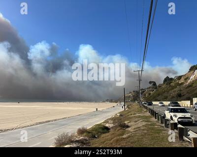 Feu de Palisades, la piste cyclable de plage au sud de Sunset Blvd, fumée soufflant vers l'océan, pompiers, zones de rassemblement LAPD sur PCH, jour 1/7/2025. Banque D'Images