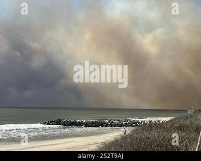 Feu de Palisades, la piste cyclable de plage au sud de Sunset Blvd, fumée soufflant vers l'océan, pompiers, zones de rassemblement LAPD sur PCH, jour 1/7/2025. Banque D'Images